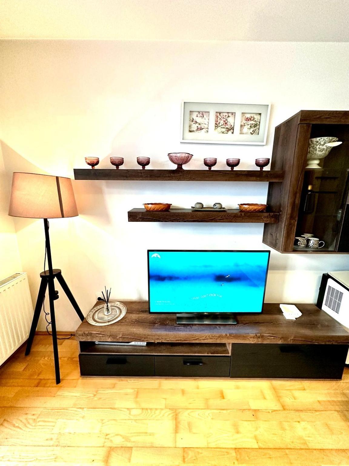 Apartment Center With Balcony *