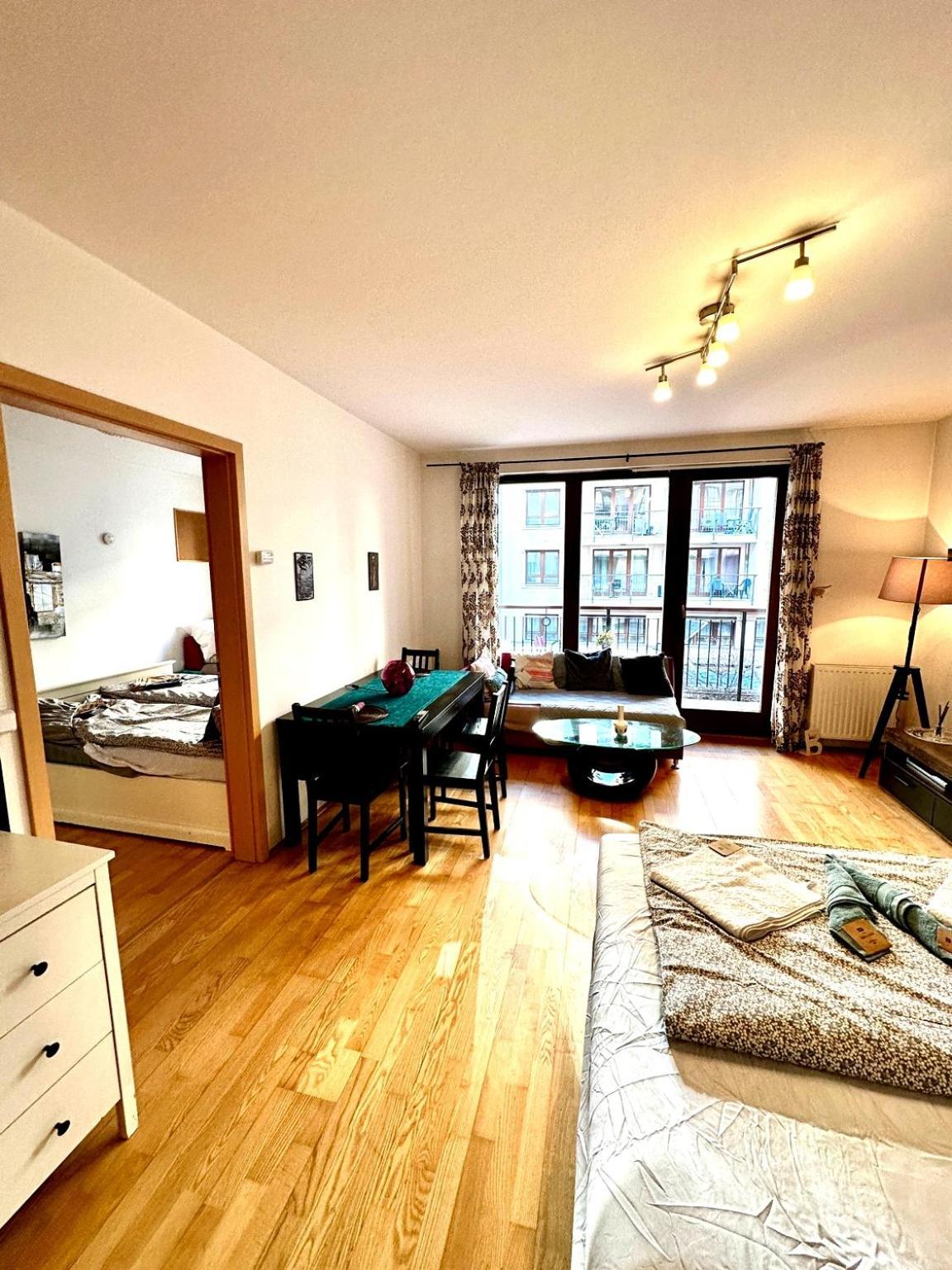 Apartment Center With Balcony *