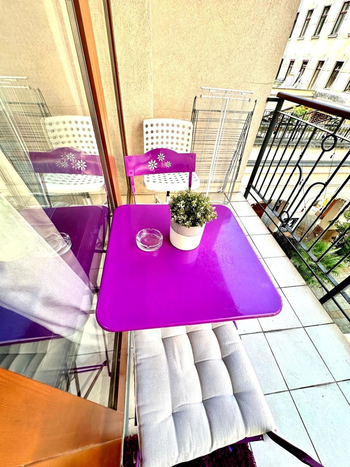 Apartment Center With Balcony *
