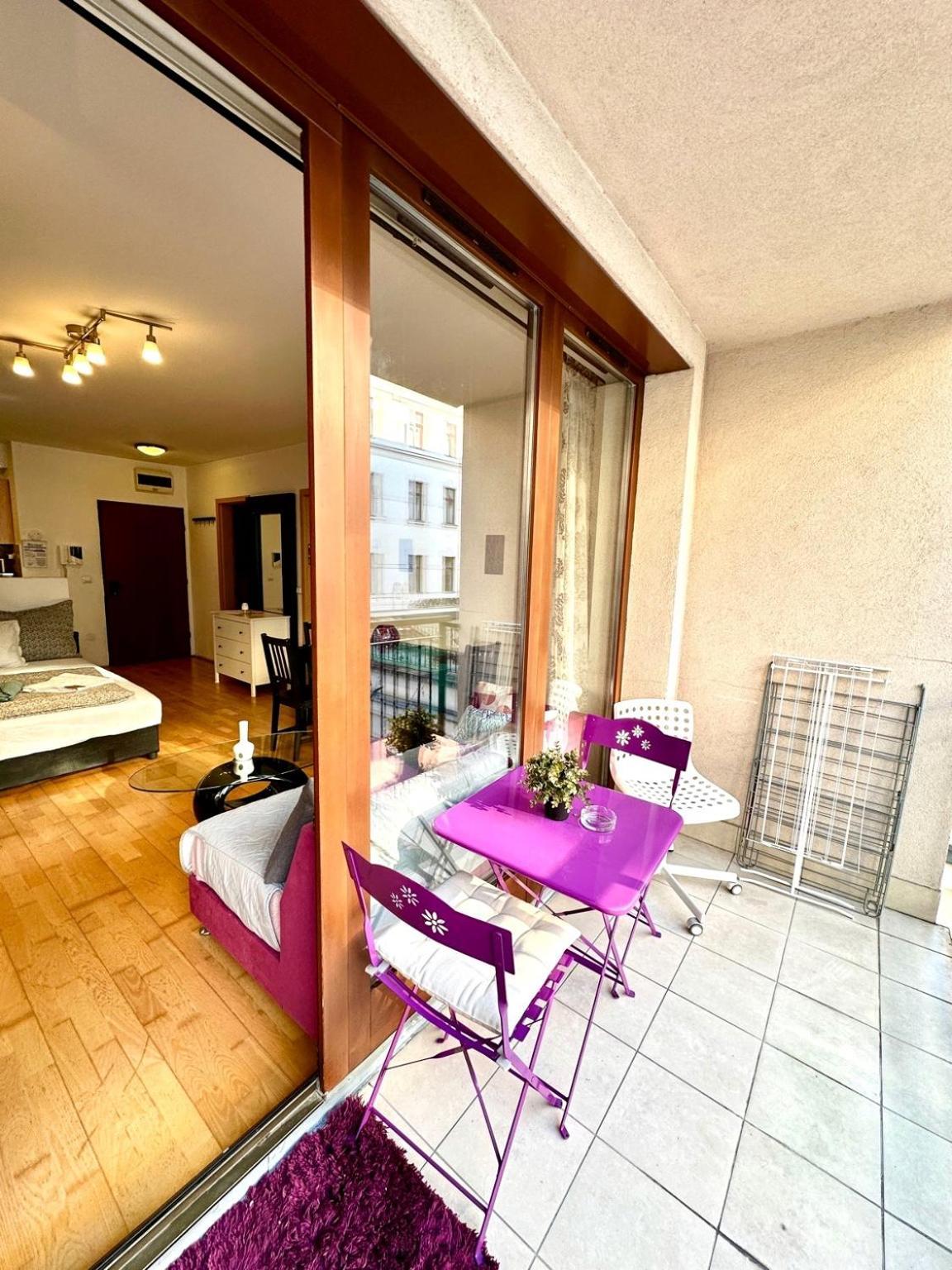 Center With Balcony Apartman *