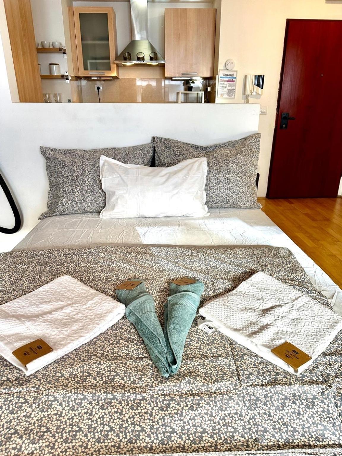 Center With Balcony Apartman